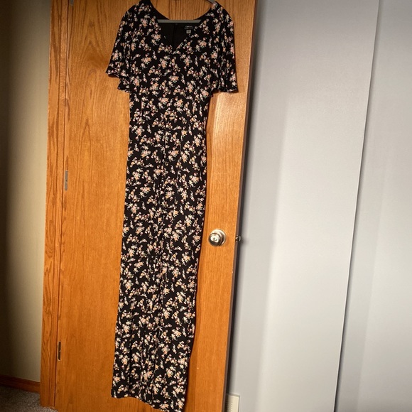 Never worn Tahari jumpsuit, size 16. Black with floral design. Ties in back. - Picture 6 of 6